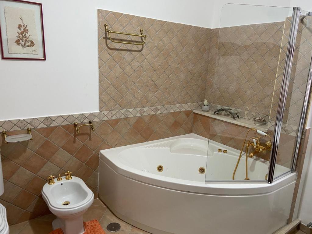 Villa Rosella appartamento 2 - con piscina - 150 m dal mare Casa Margherita Esterno foto